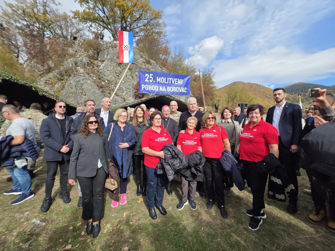 (FOTO)Na Bobovcu obilježen 25. Molitveni dan za Domovinu: Vjera, zajedništvo i očuvanje povijesne baštine hrvatskoga naroda