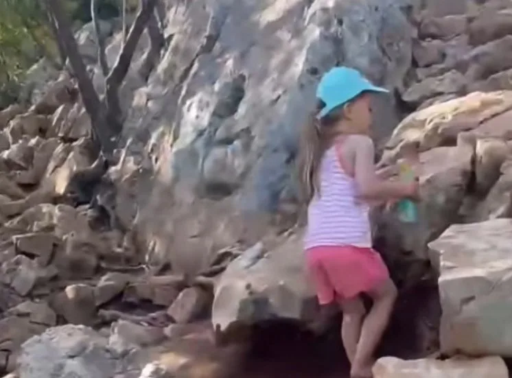 (VIDEO) Bosonoga djevojčica penje se na Križevac i moli za bolesnog oca