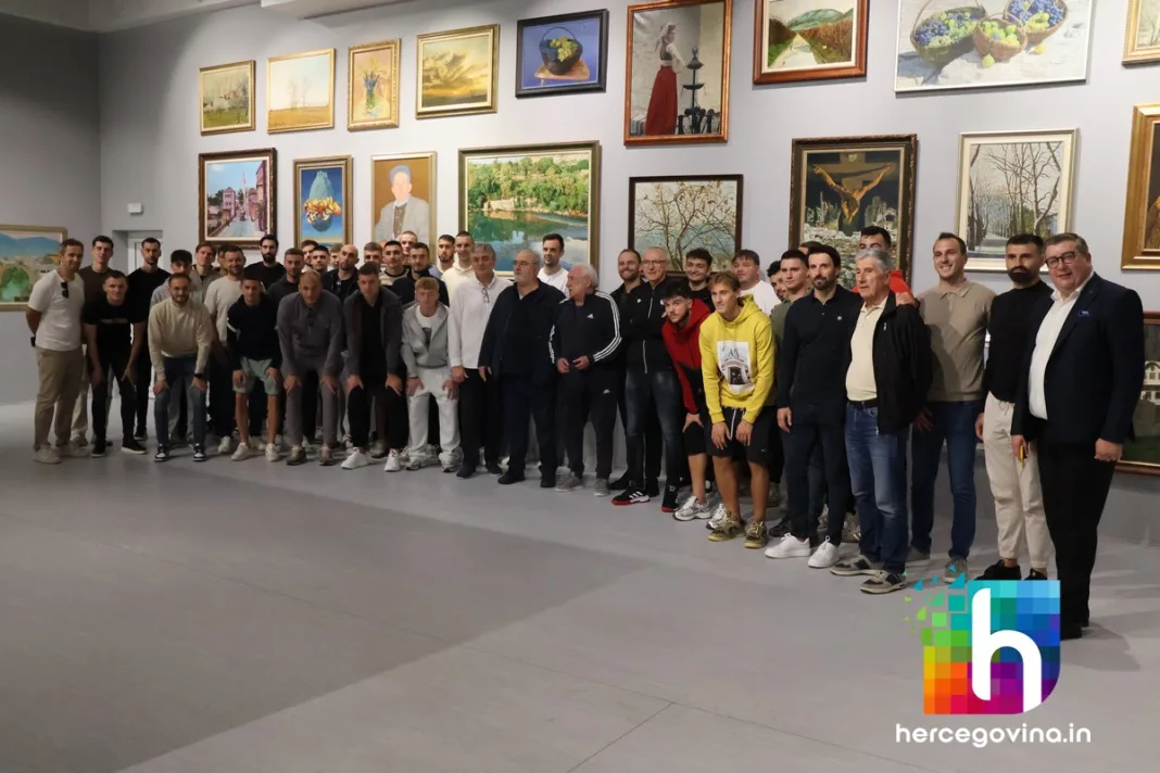 (FOTO) HŠK Zrinjski: Uprava, nogometaši i stručni stožer posjetili izložbu Marina Topića