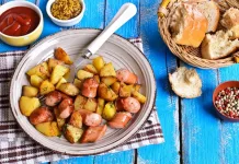 Kobasice s hrskavim krumpirom