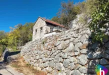(FOTO) Stara hercegovačka kuća stoji kao kameni spomenik u kršu prkoseći vjetrovima, suncu i prolaznosti vremena