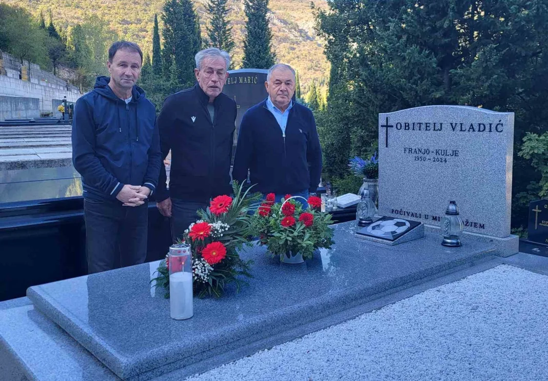Predstavnici N.Š. HŠK Zrinjski položili cvijeće i upalili svijeće na grobu Franje Vladića