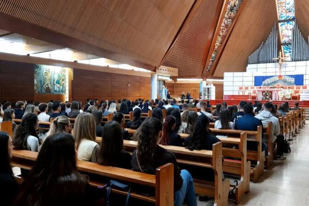 Biskup Palić studentima u Mostaru: „Bilo bi premalo napustiti Sveučilište samo s diplomom“