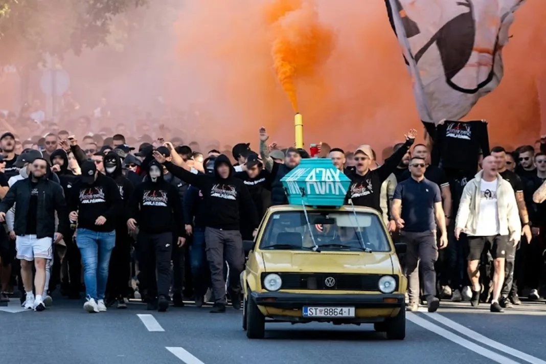 Kaos na Poljudu: Prekid utakmice protiv Ajaxa i sramotna skandiranja vode Hajduk prema teškoj kazni UEFA-e